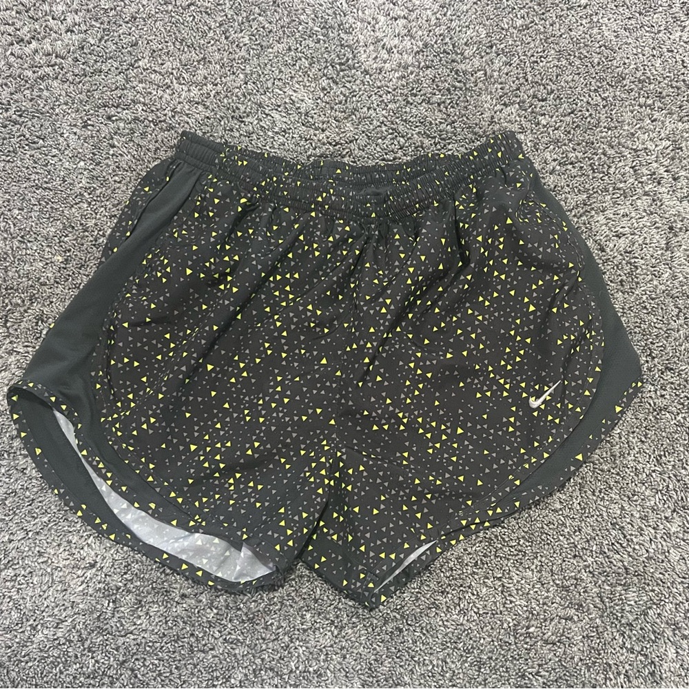 WOMENS MEDIUM NIKE DRI FIT SHORTS